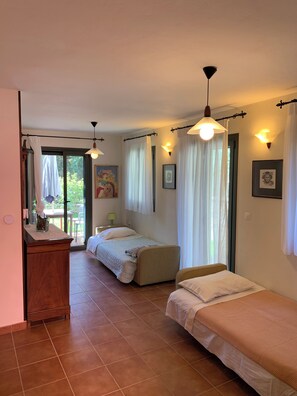 Room - Cozy Family Apartment Steps from Lepeda Beach (Lixouri)