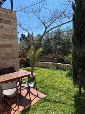 Outdoor dining - Cozy Family Apartment Steps from Lepeda Beach (Lixouri)