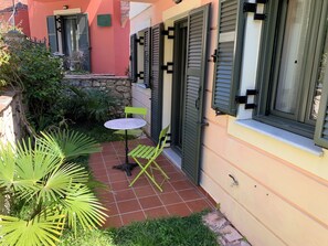 Outdoor dining - Cozy Family Apartment Steps from Lepeda Beach (Lixouri)