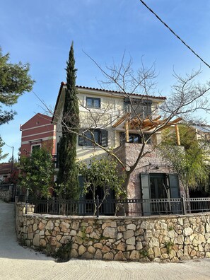 Exterior - Cozy Family Apartment Steps from Lepeda Beach (Lixouri)