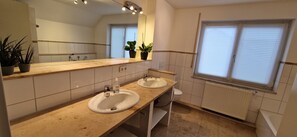 Bathroom - Vrbo Property (Sigmarszell)