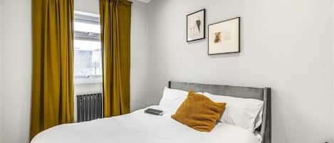 3 bedrooms, iron/ironing board, internet, bed sheets