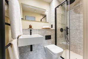 Bathroom - HIDDEN 7 – COASTAL LOFT, pet friendly, with hot tub in St Ives (St. Ives)