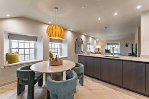 Dining - HIDDEN 7 – COASTAL LOFT, pet friendly, with hot tub in St Ives (St. Ives)