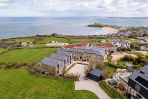 Exterior - HIDDEN 7 – COASTAL LOFT, pet friendly, with hot tub in St Ives (St. Ives)