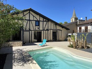 A traditional half-timbered building with a swimming pool and a church in the background. - Cosy house with swimming pool, a trip to Gascony! (Montréal)