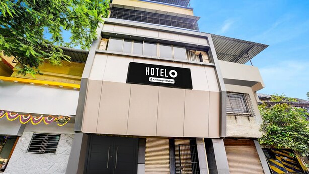 Un edificio de hotel con un letrero que dice 'HOTEL O Company-Serviced'.
