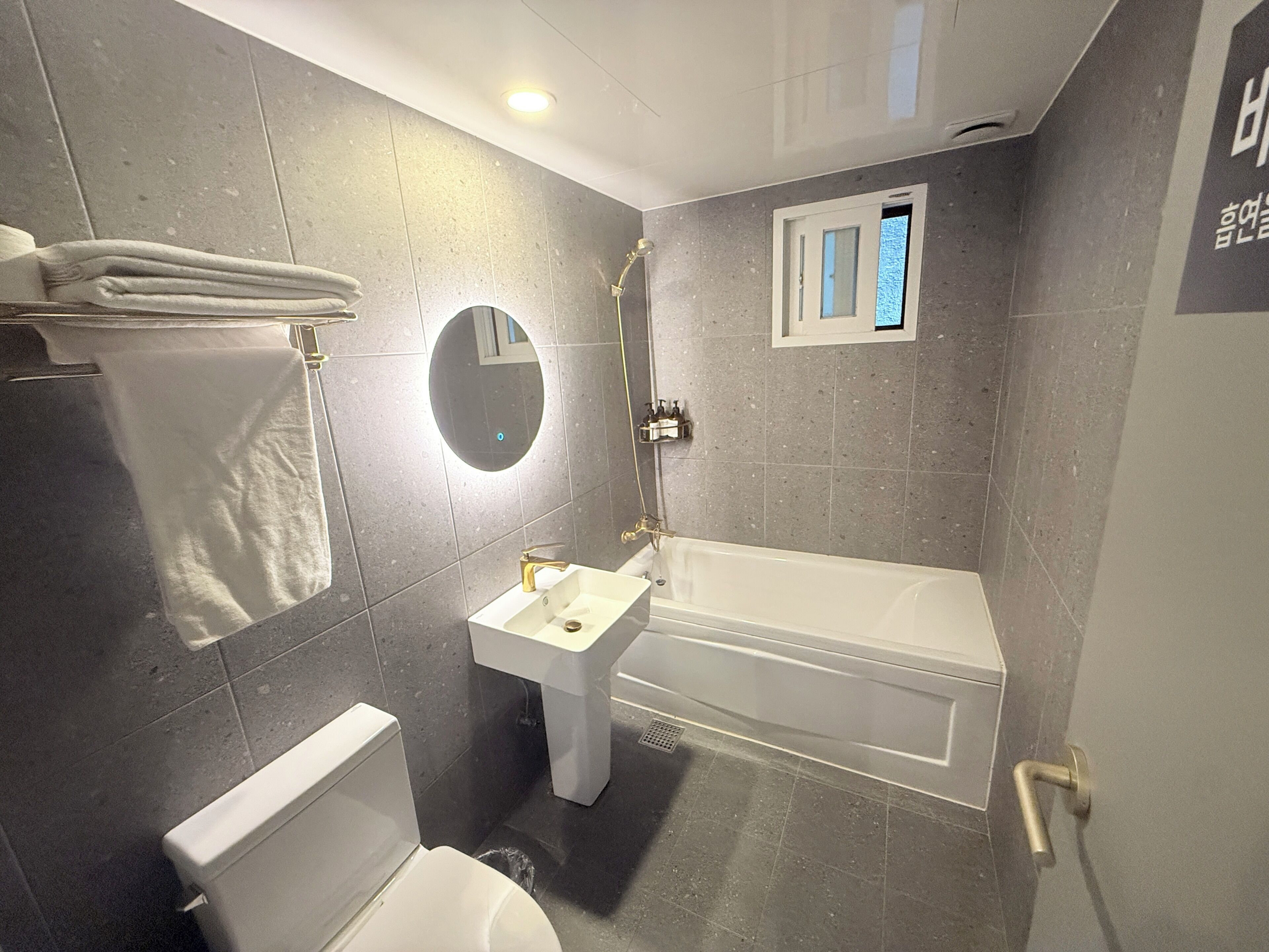 Quarto casal família | Banheiro | Secador de cabelo, shampoo, papel higiênico 