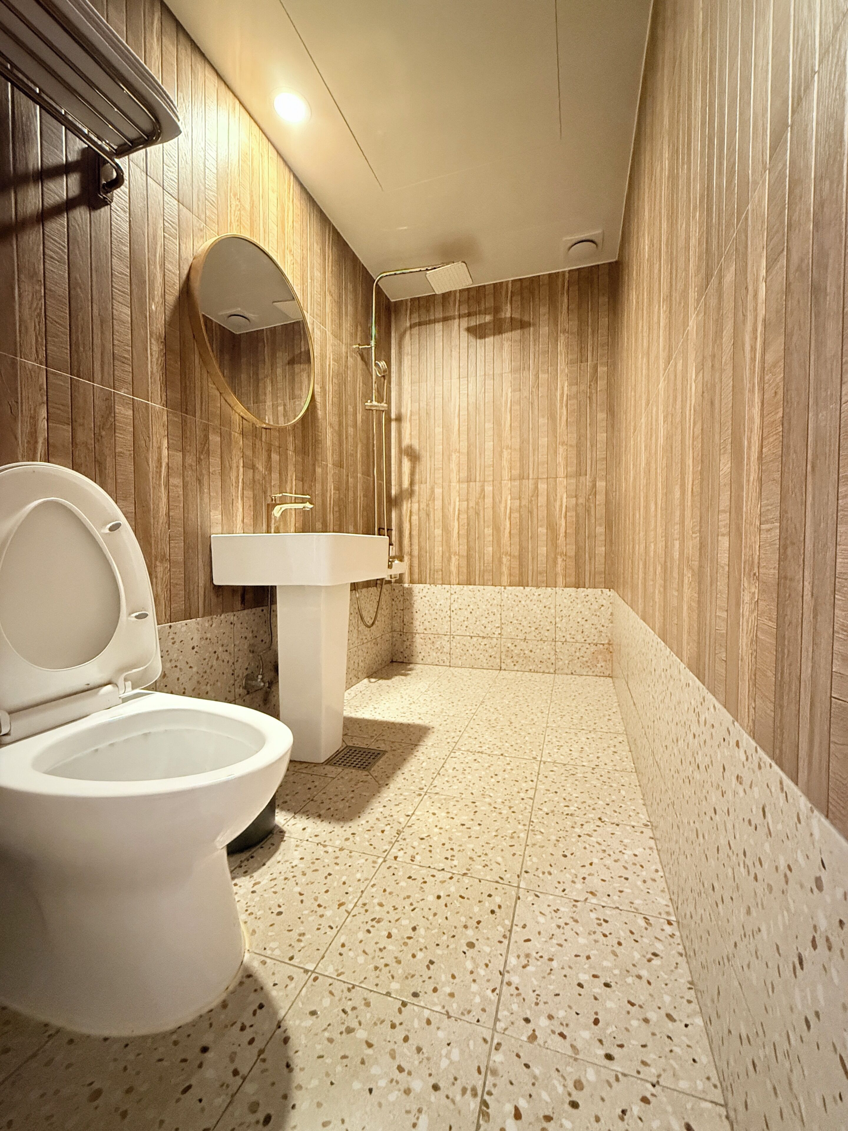Standard Double Room | Bathroom | Hair dryer, shampoo, toilet paper