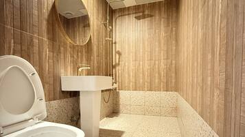 Standard Double Room | Bathroom | Hair dryer, shampoo, toilet paper