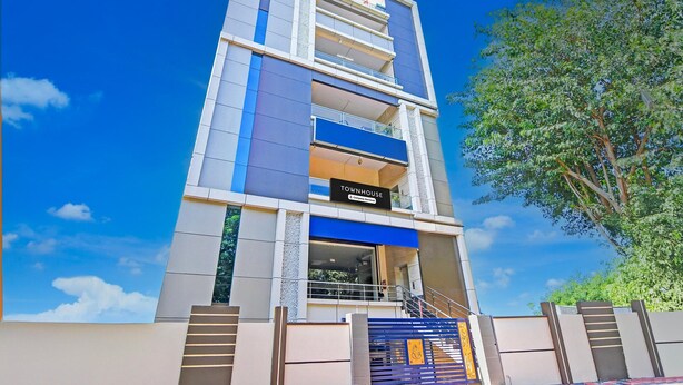 Un edificio de varios pisos con un cartel que dice 'TOWNHOUSE'.