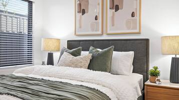 6 bedrooms, iron/ironing board, internet, bed sheets