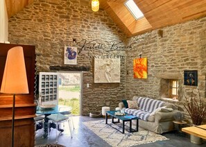 Living area - Guest house of the Manoir of Toul-An-Golet by Kastell Breizh Conciergerie (Plésidy)