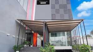 Un bâtiment moderne sur lequel on peut lire l’inscription suivante : « TOWNHOUSE 5, services aux entreprises ».