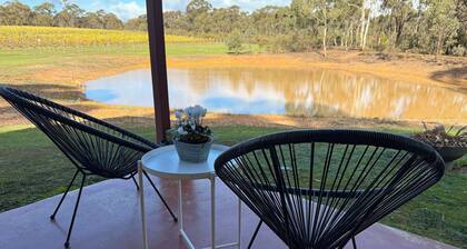 Stay amongst the vines of Sandhurst Ridge Winery. Tranquil stay close to Bendigo