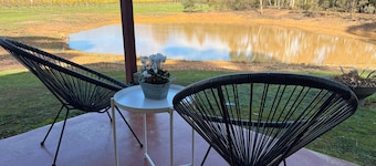 Stay amongst the vines of Sandhurst Ridge Winery. Tranquil stay close to Bendigo