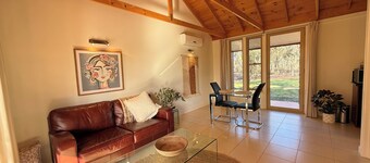 Stay amongst the vines of Sandhurst Ridge Winery. Tranquil stay close to Bendigo