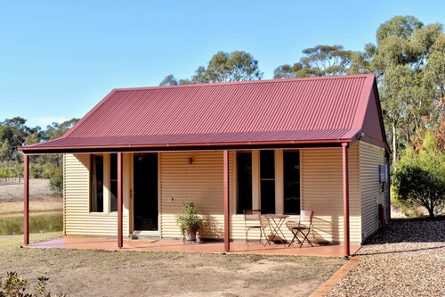 Stay amongst the vines of Sandhurst Ridge Winery. Tranquil stay close to Bendigo