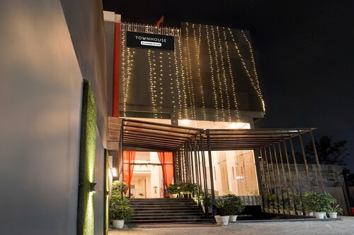 Super Deluxe Room Landmark Hotel