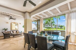 Outdoor dining - Sugar Hill Birds Eye Villa - by ZenBreak (Mount Standfast)