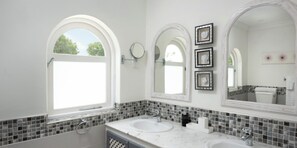 Bathroom - Mango Court 3 - by ZenBreak (Porters)