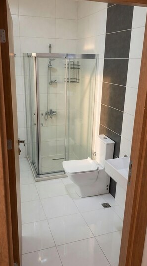 Phòng Deluxe, quang cảnh thành phố | Phòng tắm | Máy sấy tóc, dép đi trong nhà, khăn tắm, xà phòng 