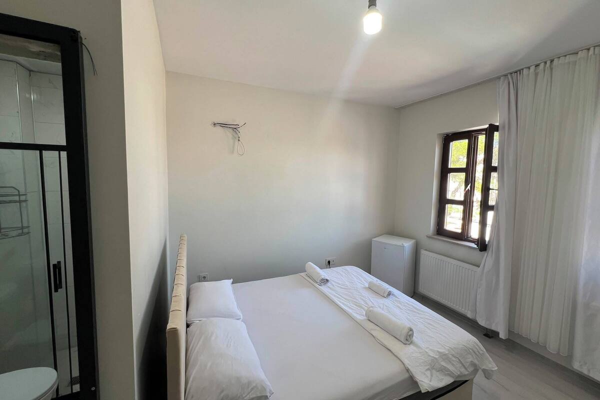 Standard Room | Laptop workspace, soundproofing, free WiFi