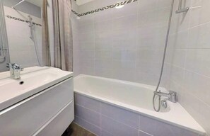 Apartment | Bathroom - Private Room in a Shared Flat - Lyon 8 e (Lyon)
