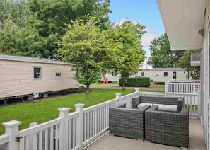 Unclassified image, 4 of 15, button - Deluxe Lodge with parking, ensuite, deck + hot tub (Shanklin)