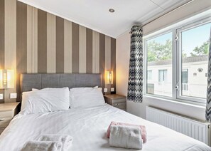 3 bedrooms - Deluxe Lodge with parking, ensuite, deck + hot tub (Shanklin)
