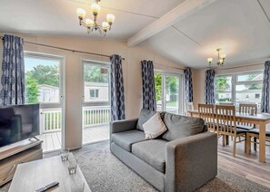 TV - Deluxe Lodge with parking, ensuite, deck + hot tub (Shanklin)