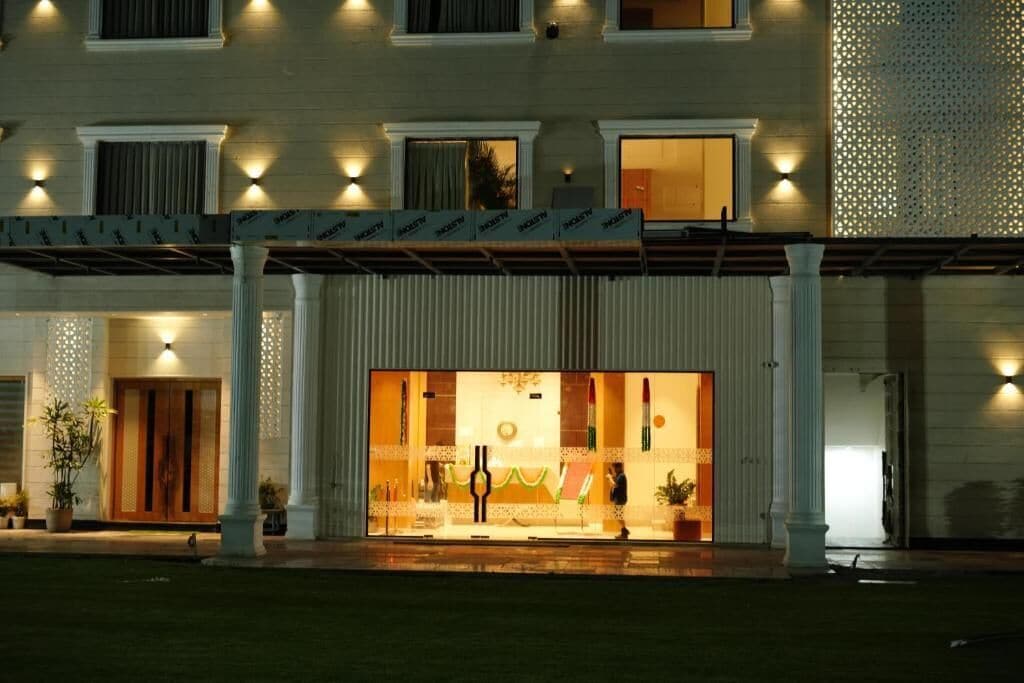 المنشأة من الخارج