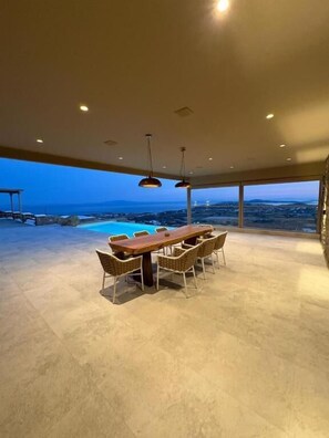 Villa familiar, balcón, vista al mar | Restaurantes