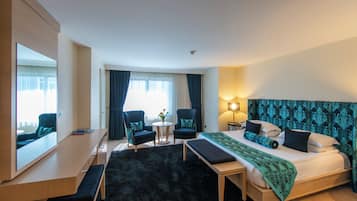 Deluxe Suite | Minibar, in-room safe, free cots/infant beds, free WiFi