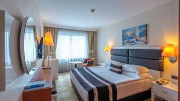 Habitación doble estándar, vista a la ciudad | Minibar, caja de seguridad en la habitación y cunas gratuitas