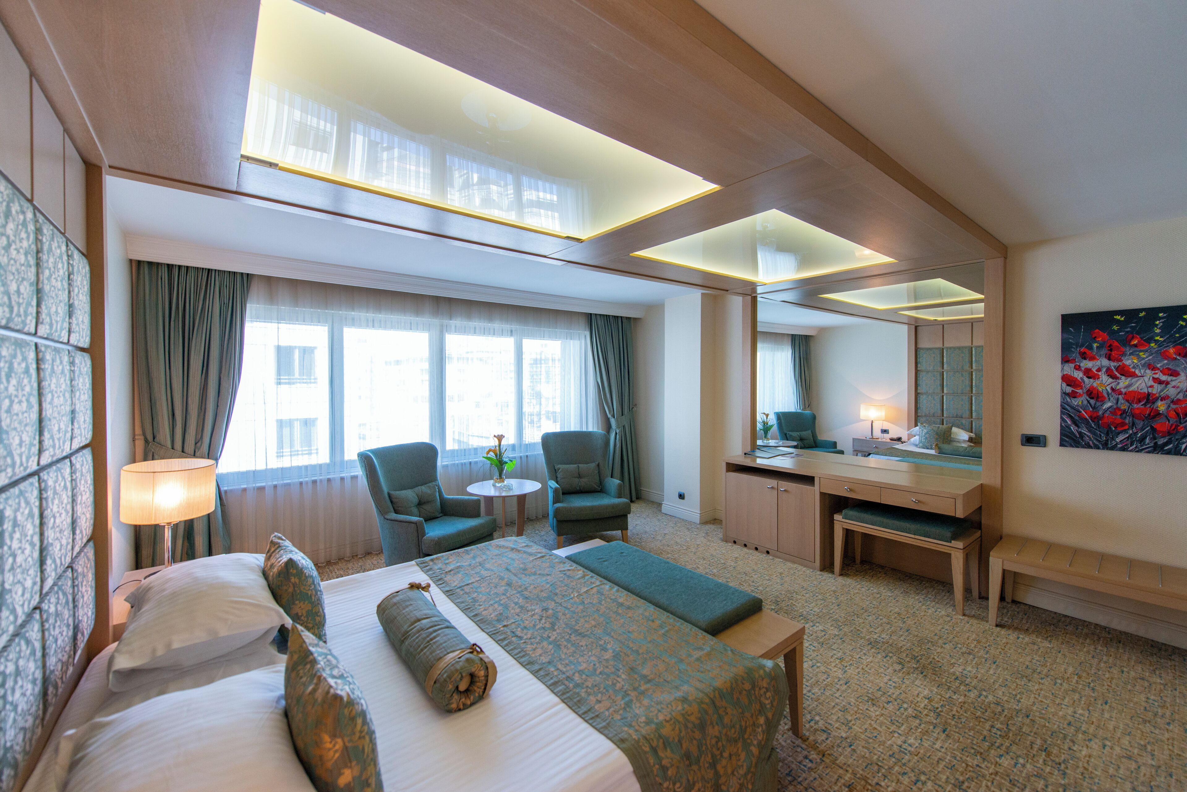 Deluxe Suite | Minibar, in-room safe, free cribs/infant beds, free WiFi