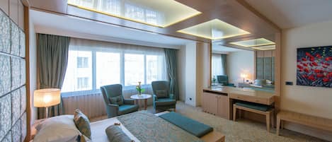 Deluxe Suite | Minibar, in-room safe, free cribs/infant beds, free WiFi