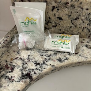Una encimera de baño con un paquete de champú Mahle y una pastilla de jabón Mahle.