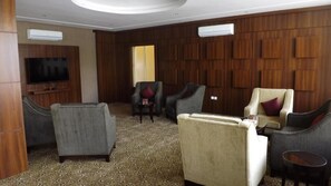 Lobby sitting area - QasrAl-Baron Serviced Apartments Almasif (Riyadh)