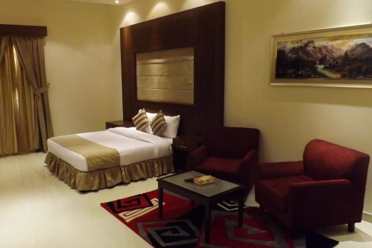 Hypo-allergenic bedding, minibar, iron/ironing board, free WiFi