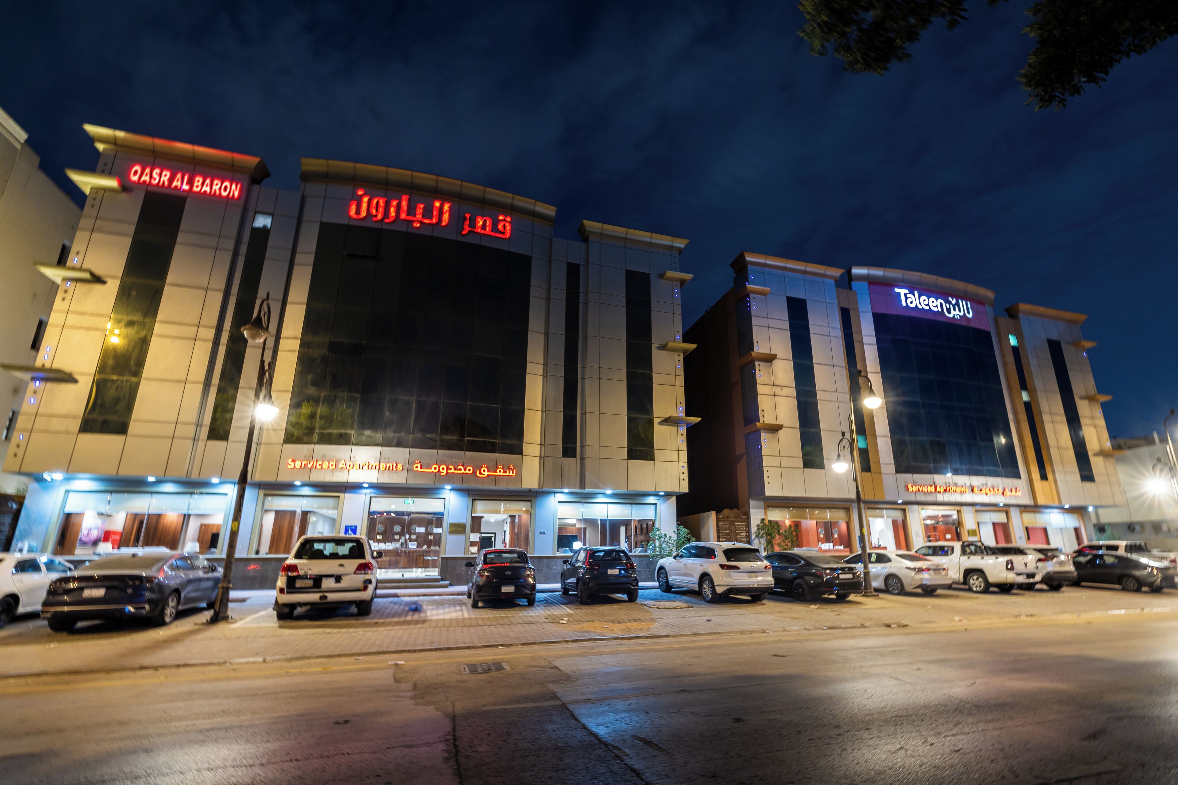 Fachada de la propiedad por la tarde o noche