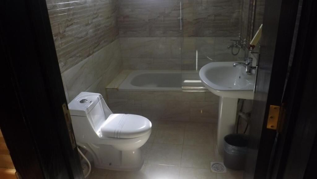 Une salle de bain comprenant des toilettes, une baignoire et un lavabo.
