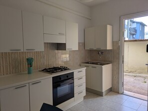 Fridge, oven, stovetop, cookware/dishes/utensils - Caorle ground floor property near the sea (Caorle)