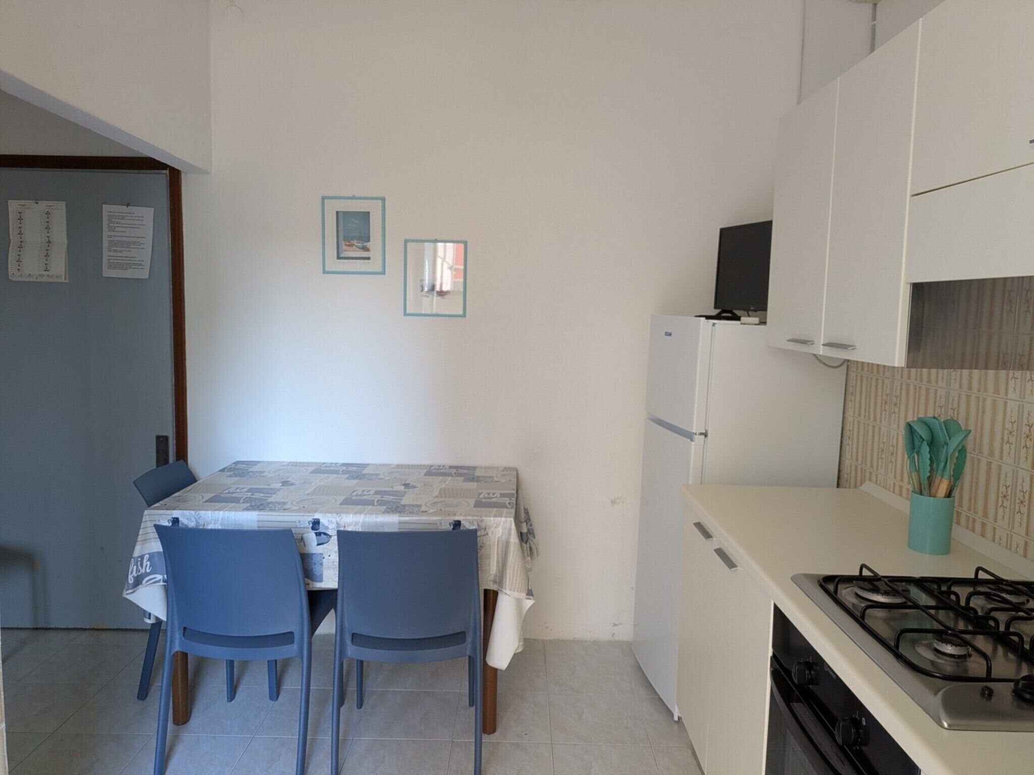 Fridge, oven, stovetop, cookware/dishes/utensils