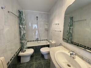 Secadora de cabello, bidet, toallas, jabón 