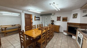 Dining - House for Groups and Families, 11 people maximum. SANFERMINES 2026 (Barañain)