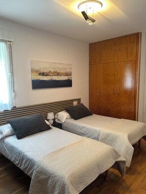 6 bedrooms, iron/ironing board, WiFi, bed sheets - House for Groups and Families, 11 people maximum. SANFERMINES 2026 (Barañain)