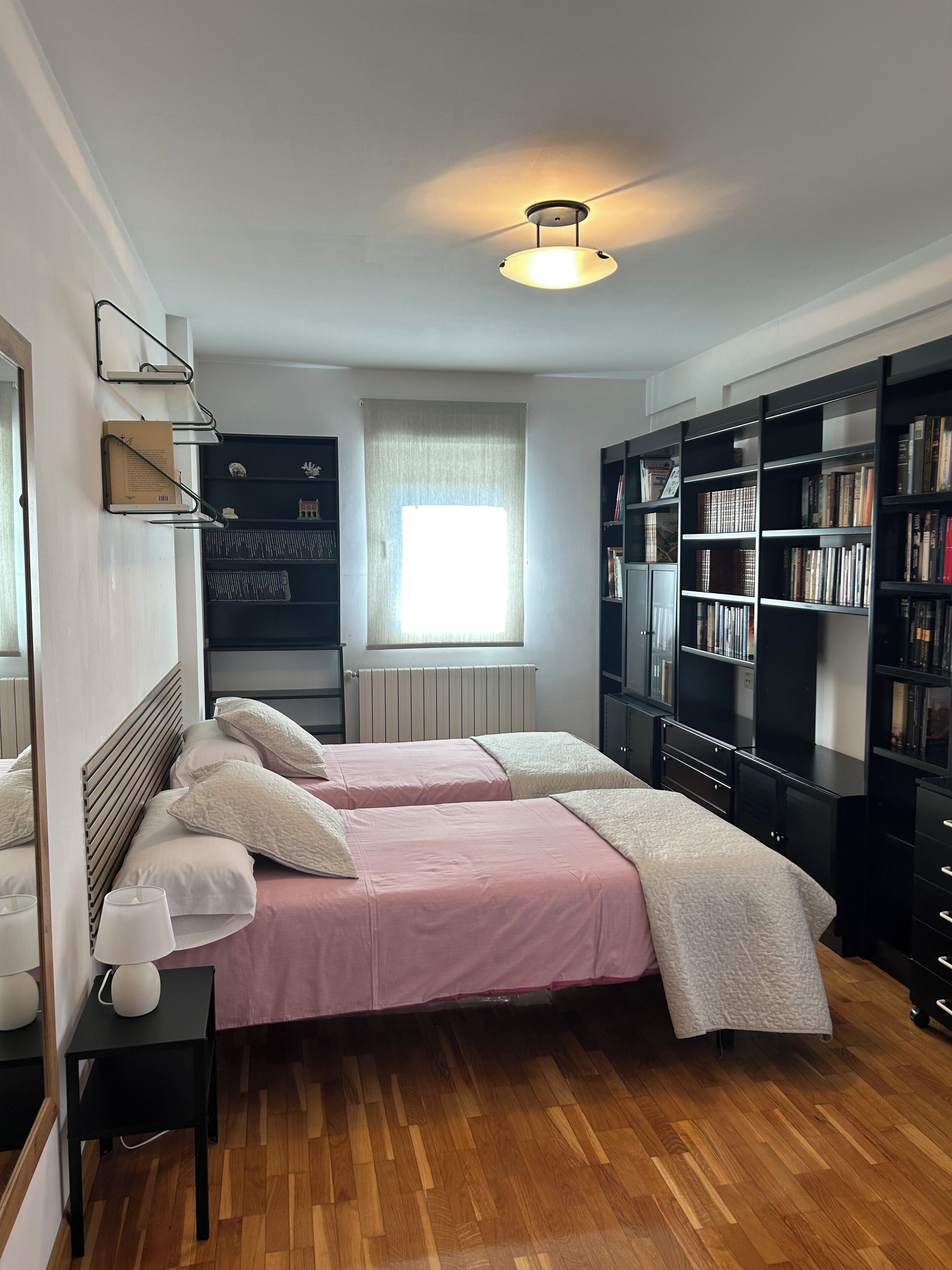 6 slaapkamers, een strijkplank/strijkijzer, wifi, beddengoed