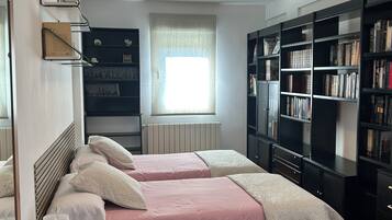 6 slaapkamers, een strijkplank/strijkijzer, wifi, beddengoed