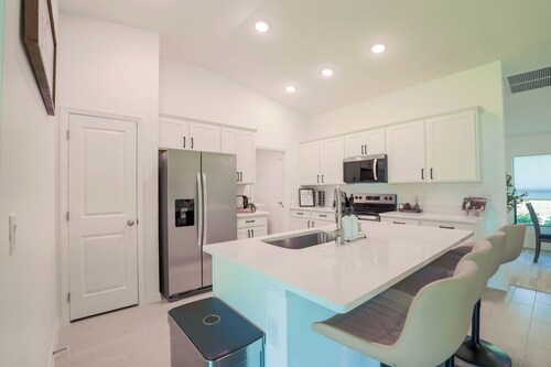 Coastal Retreat • 18 Min to Beach • Relaxing Stay